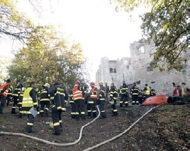43 hadicovým vedením s dĺžkou cca 400 metrov od vozidla CAS 25 STA Aktis na dopĺňanie vozidla CAS 32 T 148, ktorá sa dostala najbližšie k miestu udalosti.