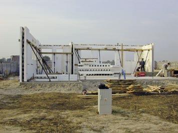 Prednosti princípu výstavby Terra-Sol: neobmedzuje architektonické riešenie, umožňuje použiť akúkoľvek stavebnú technológiu, bežne používané a ľahko dostupné stavebné materiály, možno ho uplatniť pri