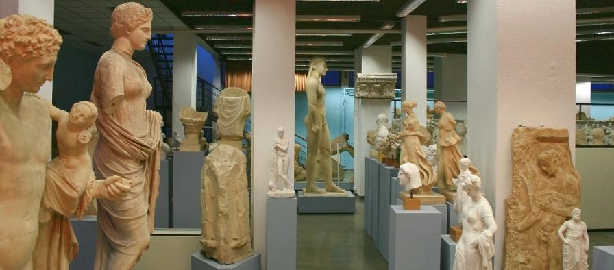ΤΜΗΜΑ ΙΣΤΟΡΙΑΣ ΚΑΙ ΑΡΧΑΙΟΛΟΓΙΑΣ ΑΠΘ Μουσείο Εκμαγείων. Άποψη της αίθουσας Κ. Ρωμαίου Το εργαστήριο, όπως και τα φωτογραφικά αρχεία του Μουσείου με πάνω από 7.