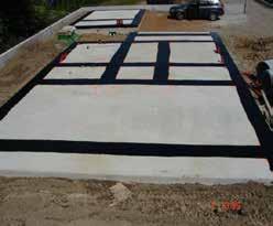Prije betoniranja podloge potrebno je postaviti instalacije. Cijevi treba polagati na pješčanu podlogu i u nagibu (najmanje 3%).
