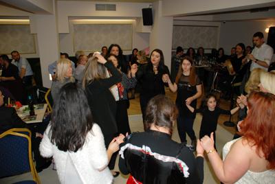 Υπέροχο γλέντι ς Αετιώτες στα Τρίκαλα... (video - fotos) Ο χορός έγινε σ αίθουσα εκδηλώσεων Hall" ΝΤΙΝΑ, ένας εκ των υπευθύνων είναι οαριθμός συγχωριανός να οποίο Σιαναβέλης.