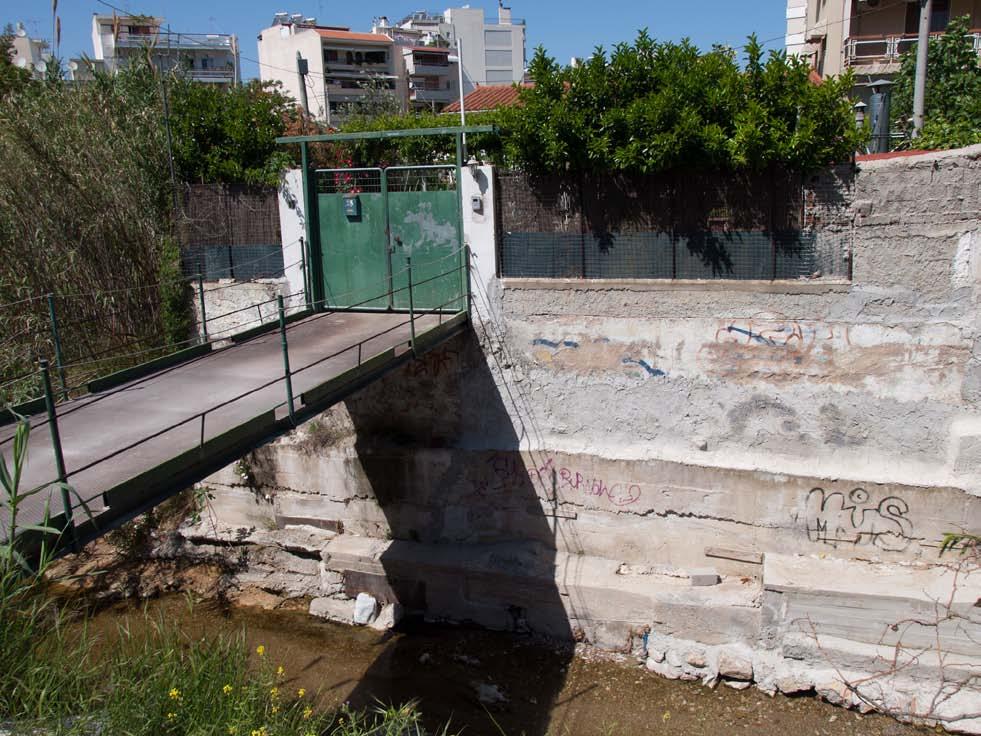 Κατά τ άλλα, αριστερά και δεξιά σε μικρή απόσταση από τις όχθες του ρέματος, είναι χτισμένα σπίτια. Από μονοκατοικίες μέχρι και πολυκατοικίες επτά ορόφων.