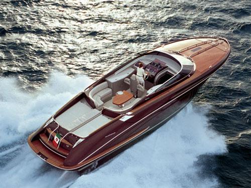 Yacht &Yacht Designing 22 μέτρα, είναι μια εξαιρετική επιλογή για κάποιον που θέλει να συνδυάσει τα θαλάσσια αθλήματα με