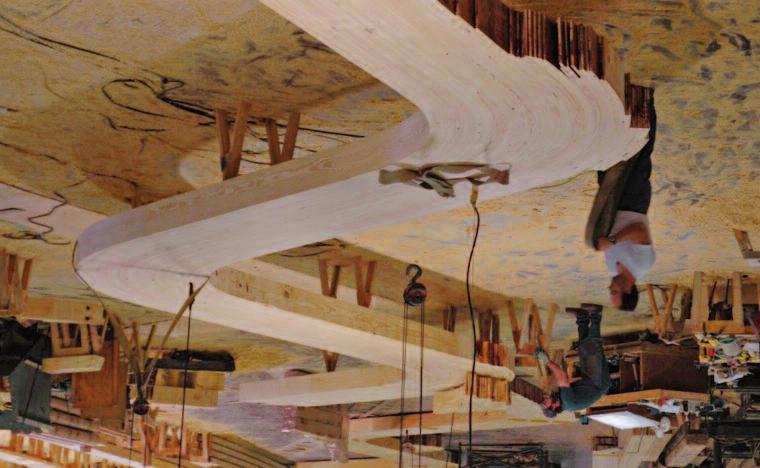 ΤΕΧΝΙΚΕΣ ΣΕΛΙΔΕΣ Πρέσα συγκόλλησης των λαμέλων. Οι ξύλινες δοκοί πρέπει να παραμείνουν υπό πίεση για τουλάχιστον 6 ώρες υπό συγκεκριμένες συνθήκες υγρασίας και θερμοκρασίας.