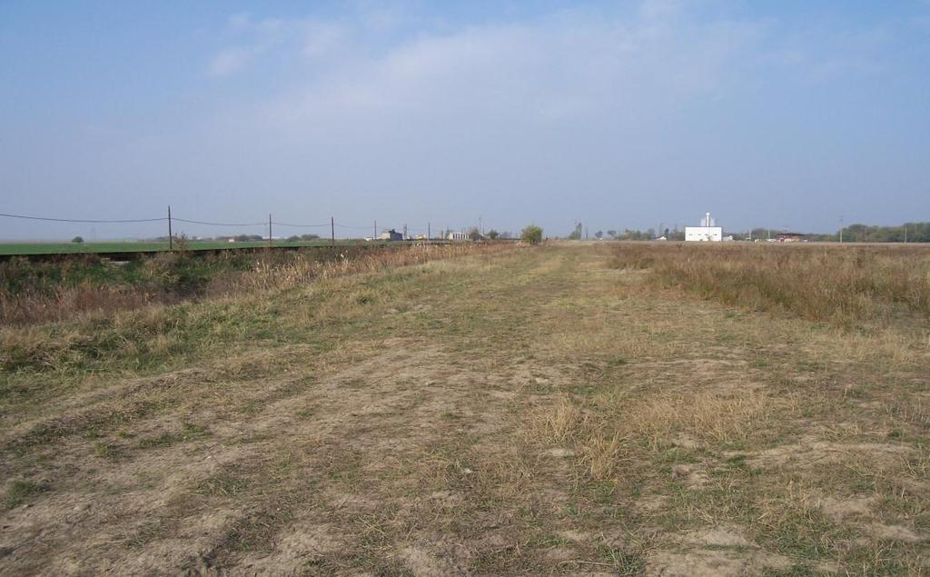 Vedere din extrema sudica a amplasamentului vizat In partea de est si vest amplasamentul este vecin cu alte terenuri agricole nelucrate.