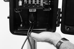 Použite poskytnuté dve "U" skrutky, 3/8 "matice a 3/8" podložky na zabezpečenie elektronického modulu ku tyči.