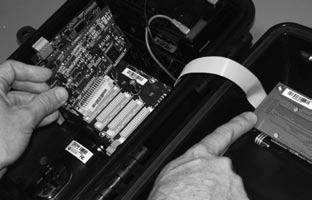 Uzavrite PCB upínací držiak zabezpečujúci, aby boli otvory v spodnej časti držiaku zarovnané s vrcholmi všetkých kariet. Pripevnite držiak na miesto s 3 skrutkami.