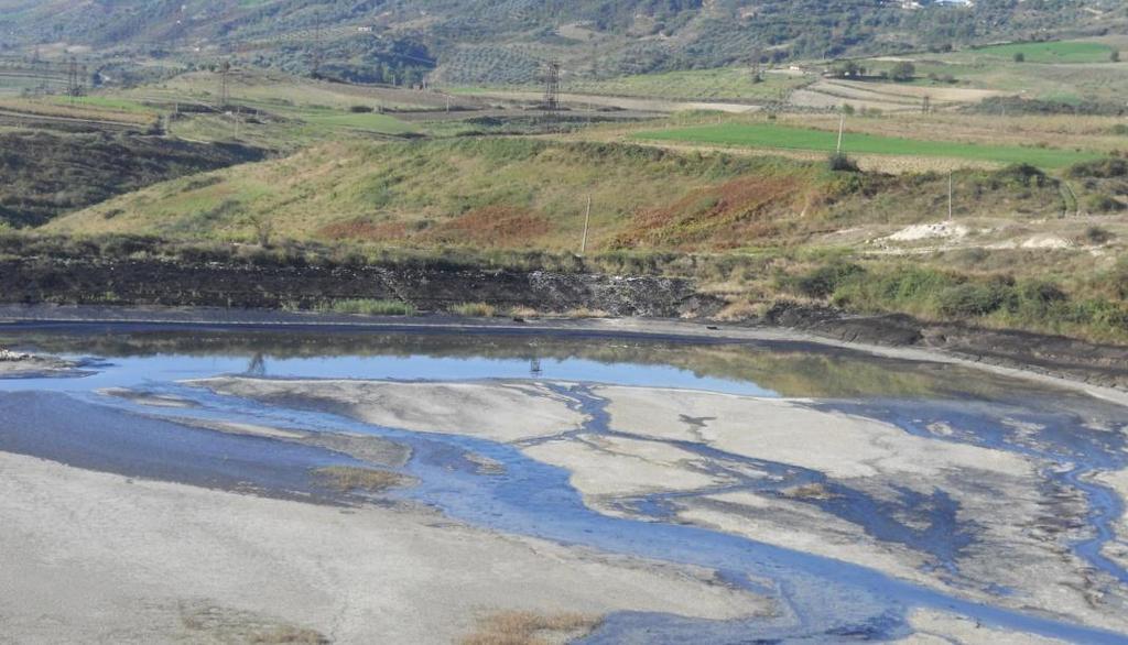 Në lumin Gjanicë përveç ujërave shtresor që vijnë pas procesit të dekantimit derdhen edhe ujëra të tjera të pakontrolluara.