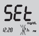 Nastavenie formátu času Glukometer môže byť nastavený na predvolený 12-hodinový časový formát (AM/PM).