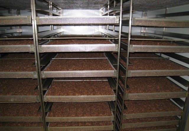 (japonská metóda) Čierne čaje a pu-ehry oxidácia prebieha kompletne (3-4h) celý list je hnedý Procesy pri oxidácii enzymatická oxidácia polyfenolov vznik nových látok (teaflavín) + hnednutie zmena