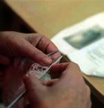 να διδαχθούν τις τεχνικές πλεξίματος από την μητέρα τους, την γιαγιά τους ή από κάποιο άλλο συγγενικό πρόσωπο ή φίλη, ή/και διαβάζοντας διάφορες οδηγίες πλεξίματος που κατά καιρούς εύρισκαν σε