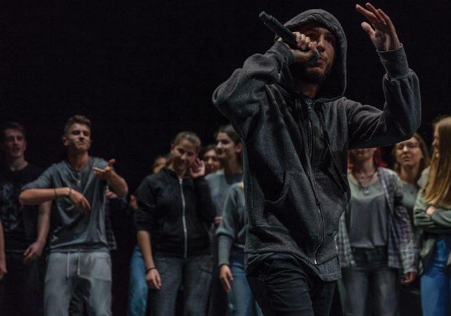 ΕΦΗΒΟΙ 45 ONASSIS Y O U T H FESTIVAL Μαθητές αφήνουν τη σχολική αίθουσα και ανεβαίνουν στη σκηνή. Τη «διδασκαλία» τους, αντί των καθηγητών, αναλαμβάνουν καλλιτέχνες.