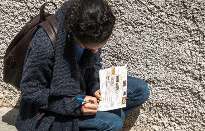 ΕΦΗΒΟΙ 59 FRAMING ATHENS: Η ΑΘΉΝΑ ΣΤΟ ΚΆΔΡΟ ΈΝΑ ΕΡΓΑΣΤΉΡΙΟ ΦΩΤΟΓΡΑΦΊΑΣ ΓΙΑ ΕΦΉΒΟΥΣ ΣΤΟ ΚΈΝΤΡΟ ΤΗΣ ΑΘΉΝΑΣ Άνθρωποι ταξιδεύουν από κάθε άκρη της Γης για να φωτογραφίσουν την Αθήνα.