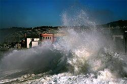 Ισχυροί κυκλώνες στις περιοχές περί τον Ισημερινό, Περίπου 300 ενεργά ηφαίστεια Παλιρροιακά