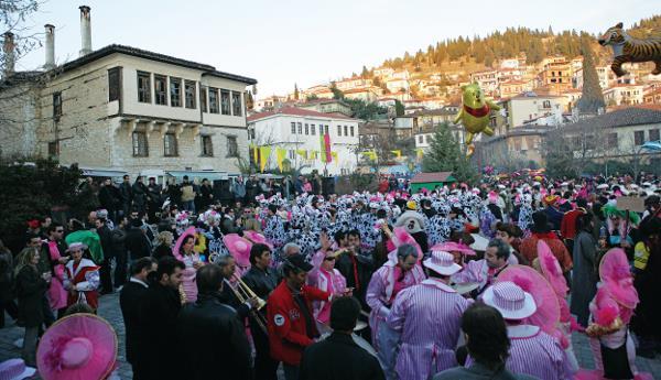 Το καρναβάλι της Καστοριάς Ραγκουτσάρια αναχώρηση 03/01 Το κέφι και το ξεφάντωμα του Καστοριανού καρναβαλιού είναι πλέον γνωστά σε όλους.