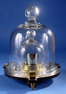 2.4.1.2 Jednotka hmotnosti - kilogram Platná definícia Prvá CGPM v roku 1889 (CR, 34-38) potvrdila medzinárodný prototyp kilogramu.