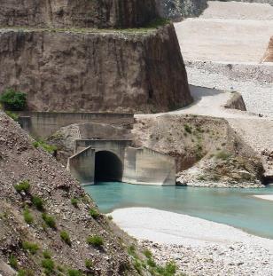 Το κυρίως ανάντη πρόφραγμα έχει μικρό σχετικά ύψος (μικρότερο όσο αυξάνει η διατομή του αγωγού εκτροπής), εκτός και αν ενσωματώνεται στο σώμα του κυρίως φράγματος (οπότε το ύψος του ενδέχεται να