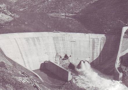 είσοδο της σήραγγας (η τελευταία φράσσεται, μετά την ολοκλήρωση του φράγματος).