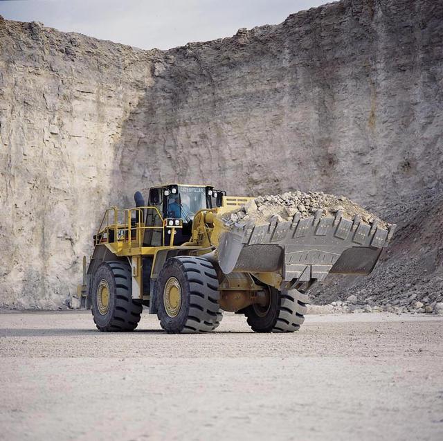 , a u priručniku tvrtke Komatsu daju se vremena jednog radnog ciklusa "t c " utovarivača na utovaru gradiva prikazana u narednoj Tablici 5.3.3. Tablica 5.3.1.