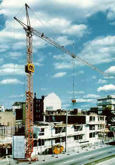 - nosivost do 2 t (tona 1 ) Dizalice srednje nosivosti ili srednje toranjske dizalice slijedećih su obilježja: - dohvat 20 m do 45 m - visina dizanja 30 m do 50 m - nosivi moment do 60 tm - nosivost