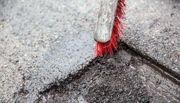 Okrem dlhej trvanlivosti, je hlavnou výhodou Hasiť OptiPhalt v rýchlom tuhnutí a jednoduchom spracovaní - a to aj v chladnom počasí a pri teplotách pod bodom