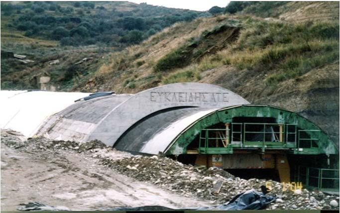 of the Cut & Cover crown with the cap beams Formation of the portal walls in curved surface with the use of metal formwork Construction of