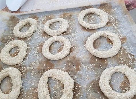 μαθητή του σχολείου τους και έφτιαξαν μαζί της κουλουράκια και ψωμιά για να τα προσφέρουν