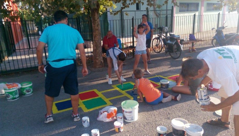 σχολείου και βοηθούν τους μαθητές να εντάσσονται καλύτερα στο σχολικό περιβάλλον, στο οποίο βλέπουν τους γονείς τους να