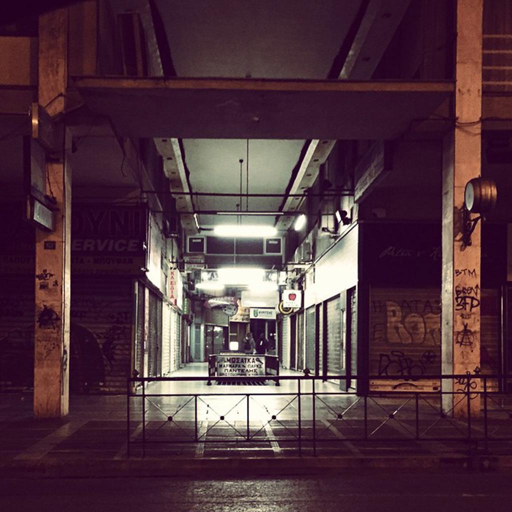 Το τελευταίο αντίο με φόντο την Ομόνοια -Πρέπει να φύγεις ; -Φεύγω -Γιατί φεύγεις ; -Πρέπει να φύγω Το βλέμμα του σταμάτησε στο βάθος της φωτισμένης στοάς, στη μαύρη τρύπα της Ομόνοιας εκεί που
