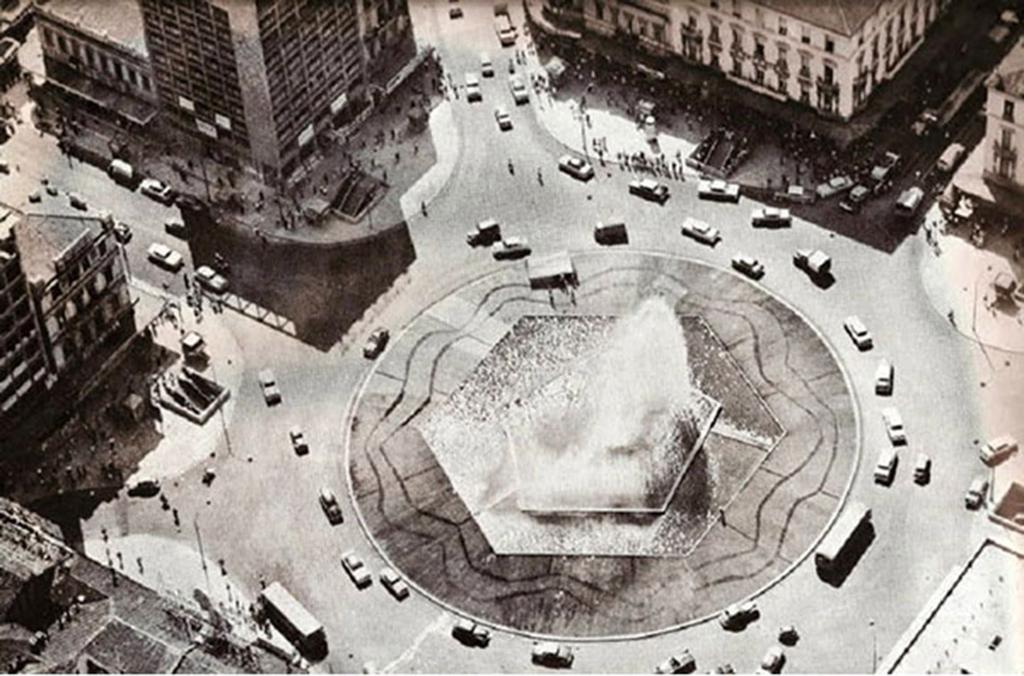 Το βήμα του ήταν αργό αλλά σταθερό, οι τελευταίοι πελάτες που έβγαιναν από το Μινιόν τον προσπερνούσαν βιαστικά για να προλάβουν το τελευταίο συρμό στον υπόγειο σταθμό της πλατείας.