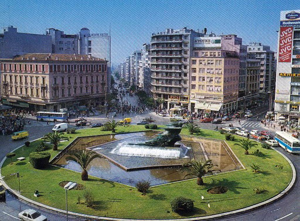 χάθηκε στον πυθμένα του σιντριβανιού. Τα επιφωνήματα του πλήθους σταμάτησε ένας εκκωφαντικός θόρυβος που έσπασε την κάποια ηρεμία της νύχτας.