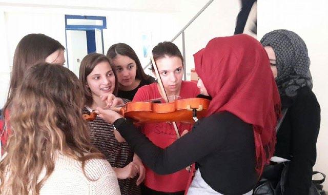 Γονείς και μαθητές σε ομάδα υποδοχής Υλικά: εισιτήρια Μ.
