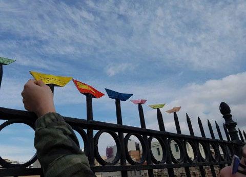 Η έννοια της αλληλεγγύης Τα καραβάκια της αλληλεγγύης ταξίδεψαν από το μουσικό λύκειο Ιλίου στο Μοναστηράκι και σε όλη την Ελλάδα μεταφέροντας μηνύματα εθελοντισμού Υλικά: Υπολογιστές, τοπικές