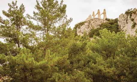 Από τις καλύτερες παραλίες είναι η Αρτολίθια, η Λυγιά με το γραφικό Λιμανάκι, η παραλία Βράχου-Λούτσα, το Μονολίθι, το Κανάλι, η Καστροσυκιά, το Αλωνάκι δήμου Πάργας.