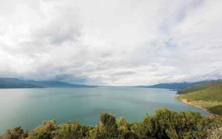 22 ΤΑΞΙΔΙ ΣΤΟΥΣ ΘΗΣΑΥΡΟΥΣ ΤΗΣ ΤΡΙΧΩΝΙΔΑΣ Ένα ταξίδι στην ιστορία και τη φύση, ένα οδοιπορικό στον τόπο, το χρόνο και τη γεύση, σας υπόσχεται η περιοχή που έχει κέντρο το Αγρίνιο, το οποίο είναι