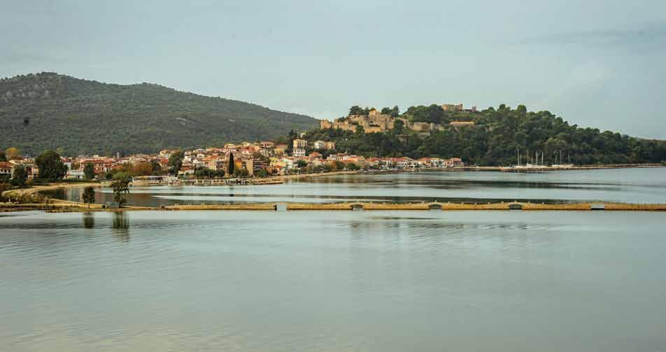 Τα βουνά της περιοχής περιλαμβάνουν το Παναιτωλικό, τα Ακαρνανικά, τα όρη Βάλτου, το όρος Αράκυνθος, τα όρη Ναυπακτίας και τα όρη Λιδωρικίου. Ο ποταμός Αχελώος διασχίζει τον κάμπο του Αγρινίου.