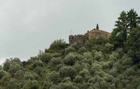 Η κοιλότητά της περικλείεται από το Παναιτωλικό και, απέναντι ακριβώς, από τον Αράκυνθο.