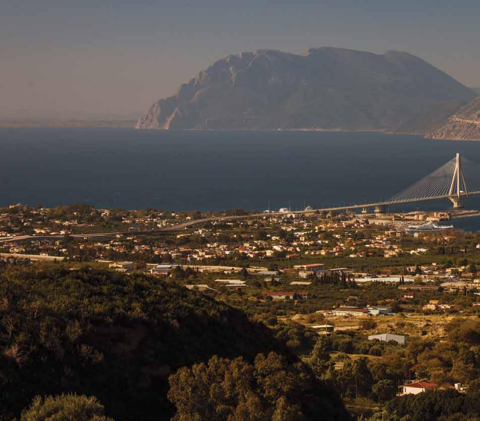 Αχαΐα: Αγνές γεύσεις «μαγειρεμένες» από τη φύση και «ψημένες» στον φούρνο της παράδοσης Η Αχαΐα είναι ένας τόπος που συνδυάζει με τρόπο θαυμαστό το βουνό με τη θάλασσα, την παράδοση με την