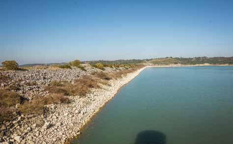 Οι ακτές είναι χαμηλές και αλίμενες, με μεγάλες αμμουδιές και πολλές λιμνοθάλασσες, όπως η λιμνοθάλασσες Καϊάφα, Αγουλινίτσας, Μουριά και Κοτυχίου.