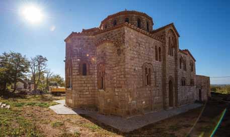 και οι καταρράκτες Λαγκούβαρδου. Επισκεφτείτε τον ηγεμονικό τάφο στην Άνθεια, την Πλατεία Θουρίας, το Ναό Ποσειδώνα, την Εκκλησία Ταξιάρχη, την Παραλία Τσαπί και τους καταρράκτες Καλάμαρη.