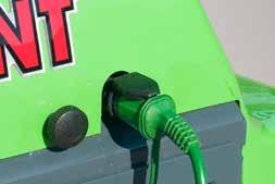 ovládať pohon nakladača dopredu/dozadu pomocou prepínača na joysticku, namiesto ovládania pedálmi. Ručné ovládanie je proporcionálne, tak ako ovládanie pedálmi.