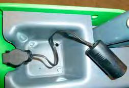 Nabíjačka akumulátora 12 V Voliteľné príslušenstvo Kábel s adaptérom 12 V Nabíjačka akumulátora sa pripája do 12V zásuvky nakladača.