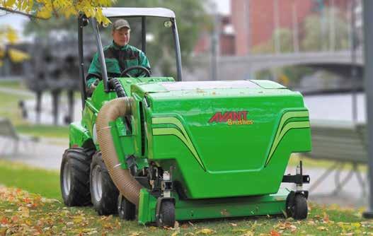 Sacia trubica vysávača je vybavená rotačnou kefou so šírkou 1200 mm, ktorá zbiera aj utlačené a mokré lístie. Rýchlosť rotácie kefy sa dá plynule nastaviť.