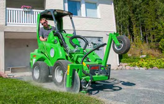 Krájací disk odreže kraj trávnika presne tam kde obsluha chce a hydraulická fréza rozdrví všetku trávu, pôdu atď, ktorú krájací disk oddelil.
