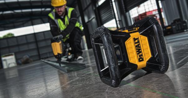 NOVINKA DCE079D1G ROTAČNÝ LASER SO ZELENÝM LÚČOM Tento nový rotačný laser so zeleným lúčom s napájacím napätím 18V má pracovný dosah 75 m (600 m s detektorom).