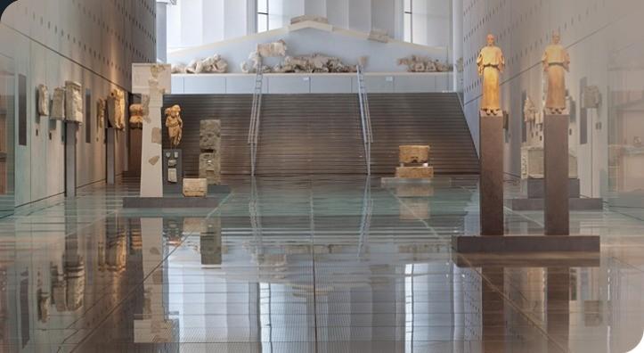 Ο επισκέπτης του Μουσείου της Ακρόπολης, αφού διασχίσει τον προθάλαμο του ισογείου, βρίσκεται στον πρώτο εκθεσιακό χώρο.
