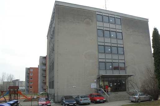 4.15.9 Obr. č. 21 Pohľad severný Obvodový plášť je čiastočne murovaný, z tehál CDm na šírku 0,375 m, a je doplnený obvodovými panelmi KP hrúbky 0,142. Strešná konštrukcia je z nosníkov.
