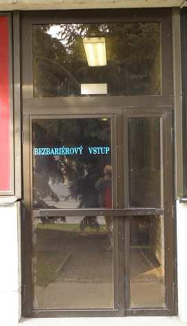 11 DVERE Vstupné dvere na južnej strane kovové s U = 2,5.