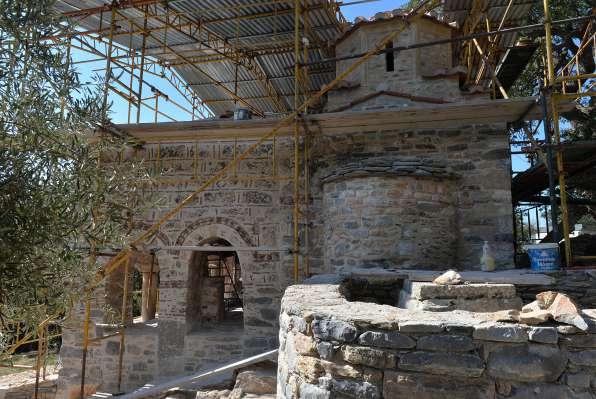 κατεδαφισμένης ανωδομής του αρχικού τρουλαίου ναού και η ανακατασκευή των στεγών του ναού και της στοάς με χειροποίητα κεραμίδια.