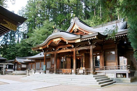 Η ορεινή αυτή πόλη υπήρξε επίκεντρο ενός πλούσιου λαϊκού πολιτισμού και διατηρεί ανέπαφο τον παλιό παραδοσιακό γιαπωνέζικο χαρακτήρα της.